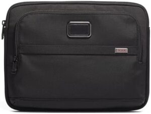 Protect your 13-inch laptop with the Tumi Alpha 2 medium cover, designed for men and women. Lightweight and durable, it's perfect for everyday use.