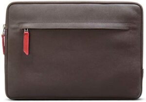 Protect your MacBook with the Pack & Smooch For MacBook Case, made from vegetable tanned leather and handcrafted in Germany. Enjoy a premium fit and stylish design.
